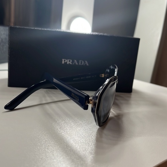 PRADA SUNGLASSES - Picture 2 of 4